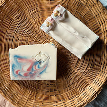 Charger l'image dans la galerie, Jasmine swirl soap bars in a rustic basket, floral design, handmade by Woods and Mosses