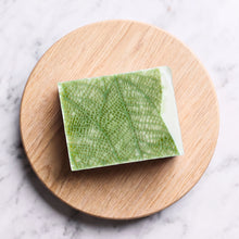 Charger l'image dans la galerie, Single green botanical lace soap bar with white side and handmade rectangular shape