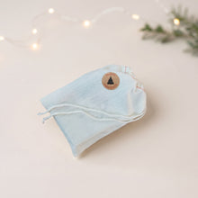 Charger l'image dans la galerie, White cotton holiday gift bag with a round wooden Happy Holidays tag