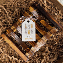 Load image into Gallery viewer, Men&#39;s Self Care Gift Basket for Dad - Natural Skincare Christmas Set: A brown wooden soap dish and a white Merry Christmas tag featuring a holiday-themed print.