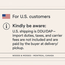 Charger l&#39;image dans la galerie, U.S. shipping notice: DDU/DAP—import duties, taxes, and carrier fees not included; buyer pays at delivery/pickup. Square beige sign with U.S. flag. Woods &amp; Mosses, Montreal, Canada.