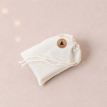 Charger l'image dans la galerie, Off-white cotton drawstring holiday gift bag with a round Woods &amp; Mosses logo patch