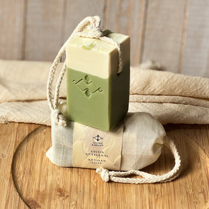 Matcha soap on a rope in eco-friendly muslin gift bag, labeled ‚ÄúSavon Artisanal.‚Äù Natural packaging ideal for gifting and zero-waste skincare.